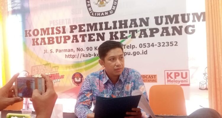Komisioner KPU Kabupaten Ketapang, Ahmad Saufi saat dikonfirmasi KalbarOnline di ruang kerjanya, Rabu (15/11/2023). (Foto: Adi LC)