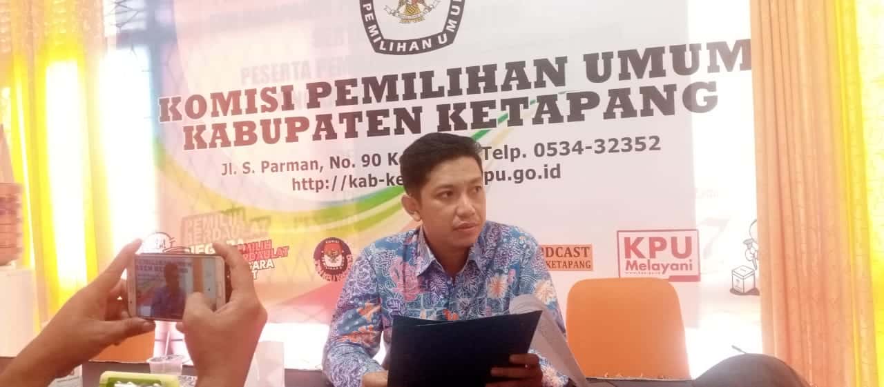 Komisioner KPU Kabupaten Ketapang, Ahmad Saufi saat dikonfirmasi KalbarOnline di ruang kerjanya, Rabu (15/11/2023). (Foto: Adi LC)