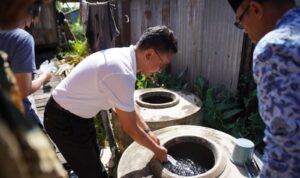 Wali Kota Pontianak, Edi Rusdi Kamtono menaburkan bubuk abate dan ikan cupang pada tempat-tempat penampungan air milik warga. (Foto: Prokopim Pontianak)