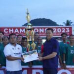 Bupati Kapuas Hulu, Fransiskus Diaan menutup turnamen sepakbola di Desa Mentawit Hulu Gurung. (Foto: Ishaq/KalbarOnline.com)