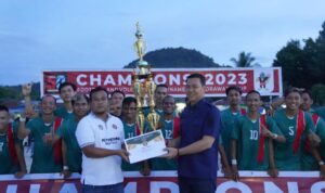 Bupati Kapuas Hulu, Fransiskus Diaan menutup turnamen sepakbola di Desa Mentawit Hulu Gurung. (Foto: Ishaq/KalbarOnline.com)