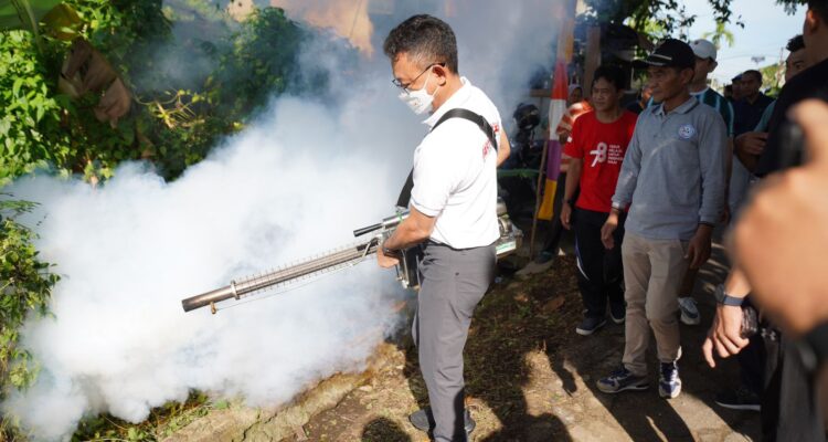 Wali Kota Pontianak, Edi Rusdi Kamtono turun langsung melakukan fogging di lingkungan warga Jalan Purnama Agung 7 Kelurahan Parit Tokaya Kecamatan Pontianak Selatan. (Foto: Prokopim Pontianak)