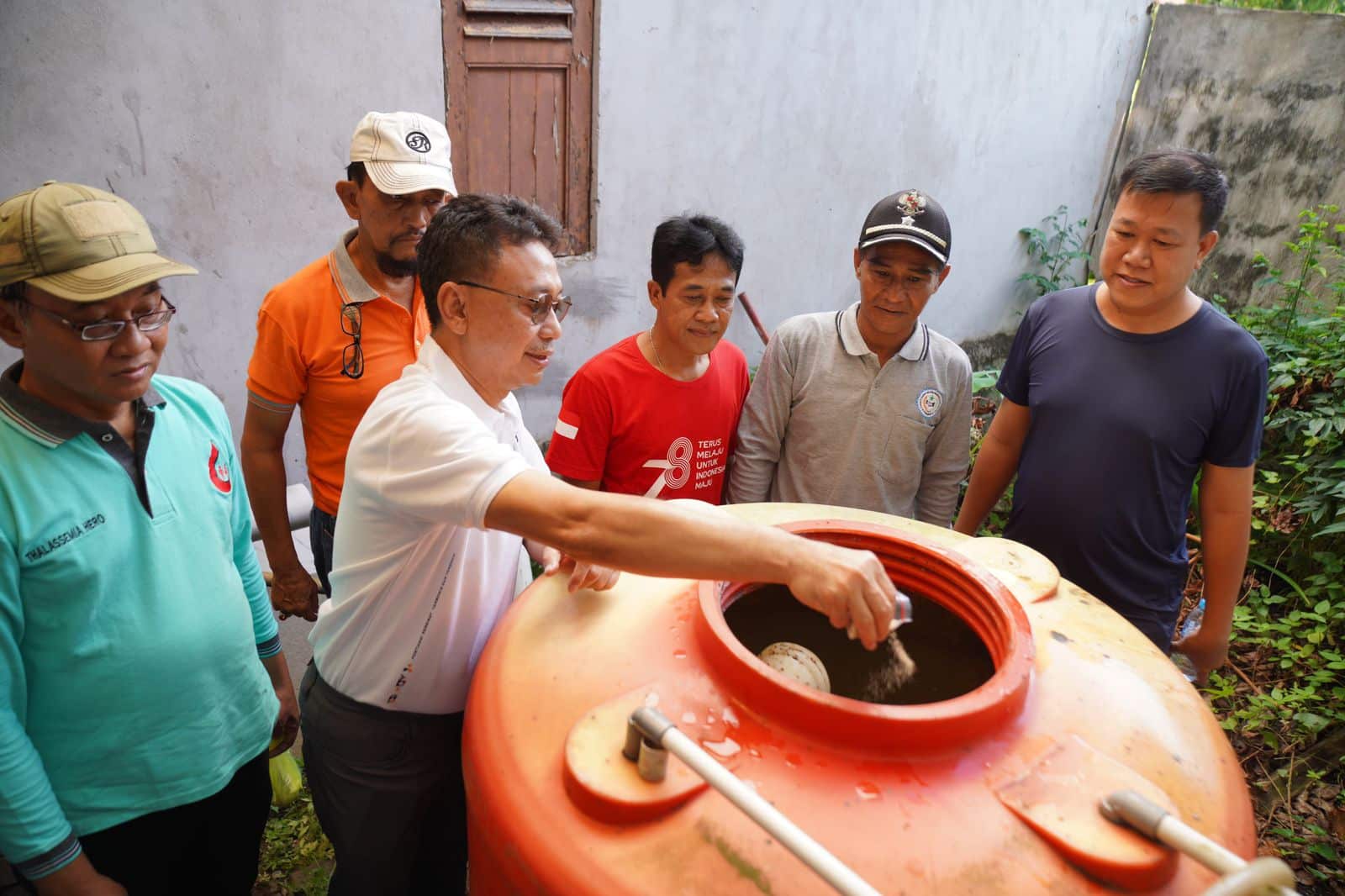 Wali Kota Pontianak, Edi Rusdi Kamtono menaburkan abate di penampungan air milik warga. (Foto: Prokopim Pontianak)