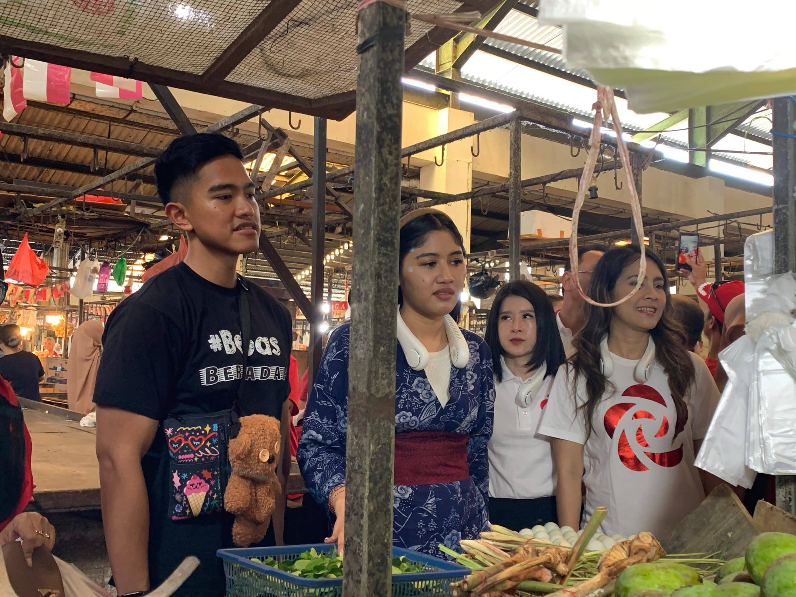 Kaesang dan istri membeli mangga dari salah satu pedagang di Pasar Flamboyan Pontianak. (Foto: Indri)