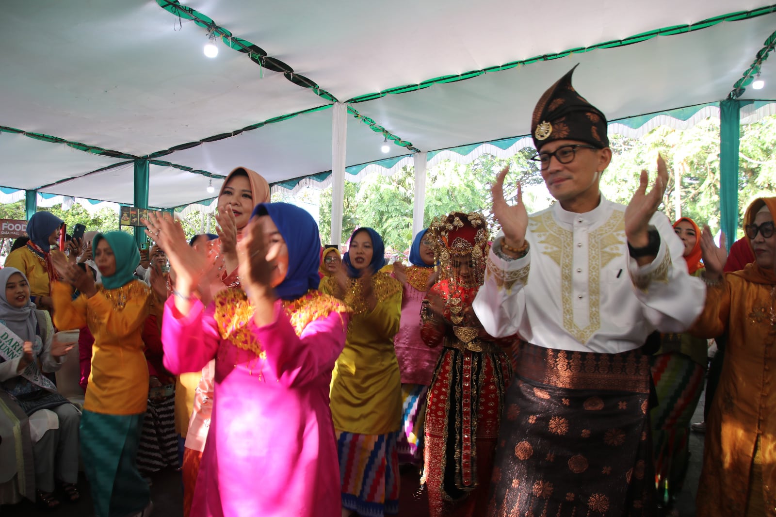 Menparekraf RI, Sandiaga Salahudin Uno menghadiri peresmian Pameran Parade Tanjak dan Baju Melayu, di Taman Alun-alun Kapuas, Kota Pontianak, Sabtu (18/11/2023). (Foto: Jauhari)