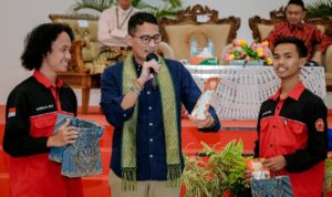 Menparekraf RI, Sandiaga Salahudin Uno memberikan paparan dalam acara Pengukuhan DPP UMKM Mandiri dan Talkshow Pemberdayaan Pelaku UMKM Ekraf, di Pendopo Gubernur Kalbar, Sabtu (18/11/2023). (Foto: Jauhari)