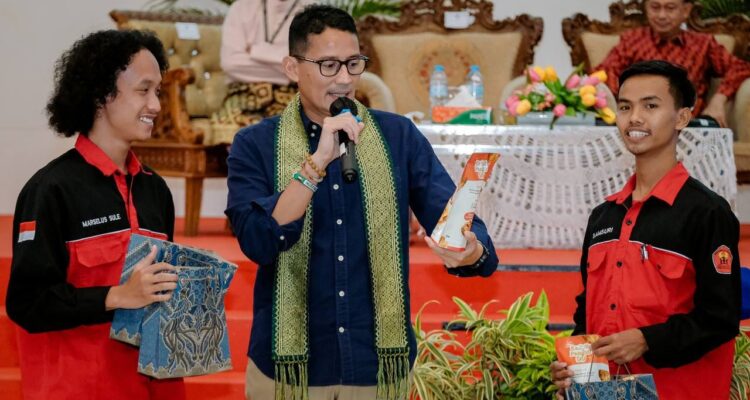 Menparekraf RI, Sandiaga Salahudin Uno memberikan paparan dalam acara Pengukuhan DPP UMKM Mandiri dan Talkshow Pemberdayaan Pelaku UMKM Ekraf, di Pendopo Gubernur Kalbar, Sabtu (18/11/2023). (Foto: Jauhari)