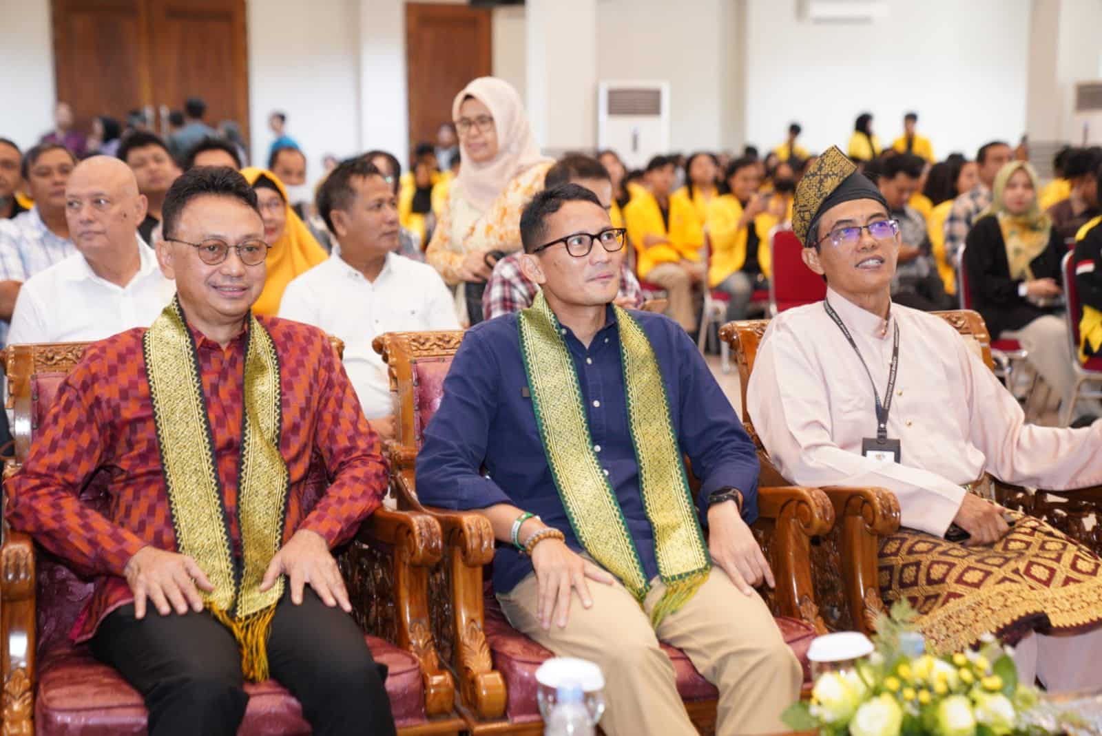 Menparekraf RI, Sandiaga Uno dan Wali Kota Pontianak, Edi Rusdi Kamtono menjadi keynote speaker pada kuliah umum peran pemerintah dalam pemberdayaan UMKM. (Foto: Prokopim Pontianak)