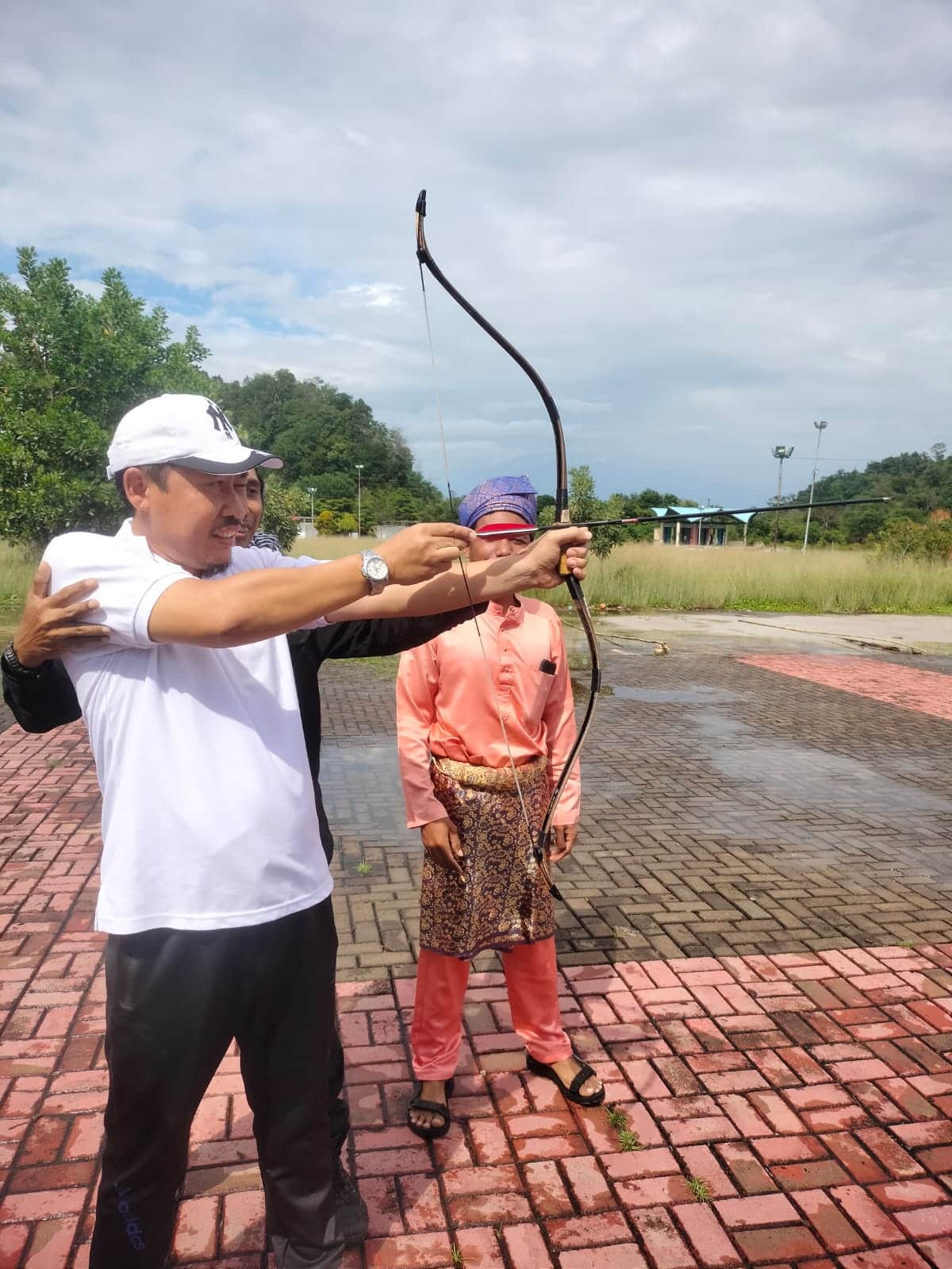 Latihan bersama Federasi Seni Panahan Tradisional Indonesia (Fespati), di Pelataran Sail Karimata, Pantai Pulau Datok, Kabupaten Kayong Utara. (Foto: Istimewa/ Santo)