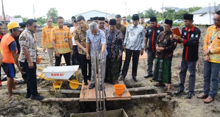 Peletakan batu pertama pembangunan Rumah Adat Madura Ikatan Keluarga Besar Madura (IKBM) Kabupaten Ketapang di Jalan Lingkar Kota Ketapang, Kamis (16/11/2023). (Foto: Adi LC)