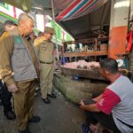 Pj Gubermur Kalbar, Harisson berbincang dengan pedagang di Pasar Teratai, Kabuaten Bengkayang, Senin (20/11/2023) pagi. (Foto: Jauhari)