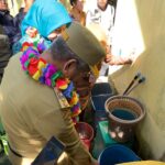 Pj Gubernur Kalbar, Harisson memeriksa sejumlah tempat penampungan air yang berpotensi sebagai sarang nyamuk di SDN 02 Bengkayang. (Foto: Jauhari)