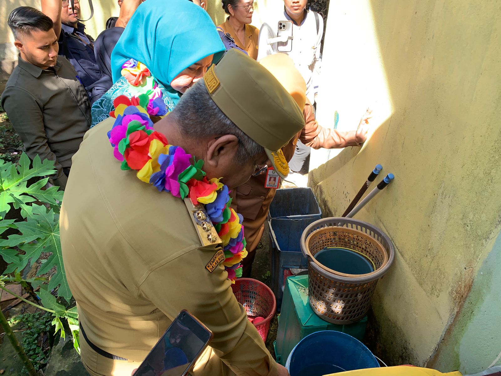 Pj Gubernur Kalbar, Harisson memeriksa sejumlah tempat penampungan air yang berpotensi sebagai sarang nyamuk di SDN 02 Bengkayang. (Foto: Jauhari)