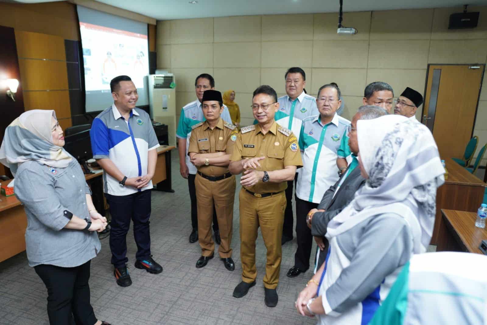 Wali Kota Pontianak, Edi Rusdi Kamtono berbincang dengan rombongan Majlis Daerah Tuaran, Sabah Malaysia yang berkunjung ke Pontianak. (Foto: Kominfo/Prokopim Pontianak)