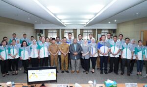 Foto bersama saat lawatan Majlis Daerah Tuaran Sabah Malaysia ke Kantor Wali Kota Pontianak. (Foto: Kominfo/Prokopim Pontianak)