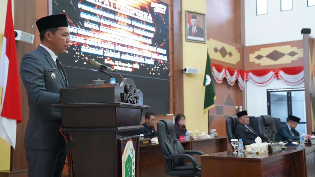 Bupati Kapuas Hulu, Fransiskus Diaan menyampaikan Draf Nota Raperda APBD Tahun 2024 ke legislatif Kapuas Hulu. (Foto: Ishaq/KalbarOnline.com)