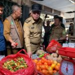 Pj Gunenur Kalbar, Harisson meninjau harga sejumlah komuditas di Pasar Rakyat Sambas, Kabupaten Sambas, Selasa (21/11/2023) pagi. (Foto: Jauhari)