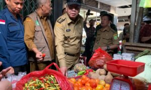 Pj Gunenur Kalbar, Harisson meninjau harga sejumlah komuditas di Pasar Rakyat Sambas, Kabupaten Sambas, Selasa (21/11/2023) pagi. (Foto: Jauhari)