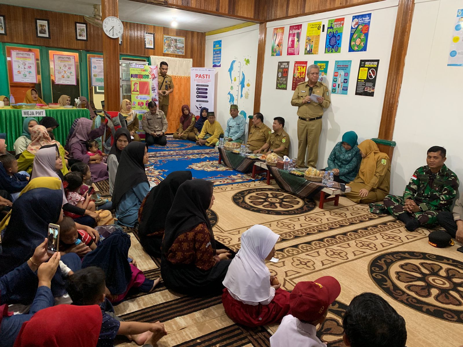 Pj Gubernur Kalbar, Harisson memberikan paparan terkait edukasi gizi dalam rangka mencegah penyakit stunting di Posyandu Anda, Dusun Tumok, Desa Tumok Manggis, Kecamatan Sambas, Selasa (21/11/2023). (Foto: Jauhari)