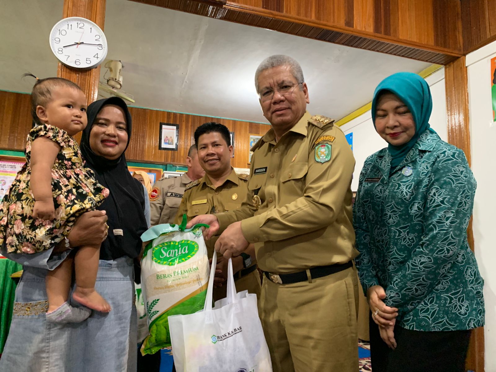 Pj Gubernur Kalbar, Harisson memberikan bantuan pangan kepada masyarakat di sela-sela kunjungannya ke Posyandu Anda di Dusun Tumok, Desa Tumok Manggis, Kecamatan Sambas, Selasa (21/11/2023). (Foto: Jauhari)