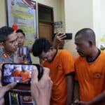 Budi (40 tahun) dan Mulyadi (33 tahun) ditetapkan sebagai tersangka dalam kasus pungutan liar (pungli) di SPBU ATS Jalan Trans Kalimantan. (Foto: Polres Kubu Raya)