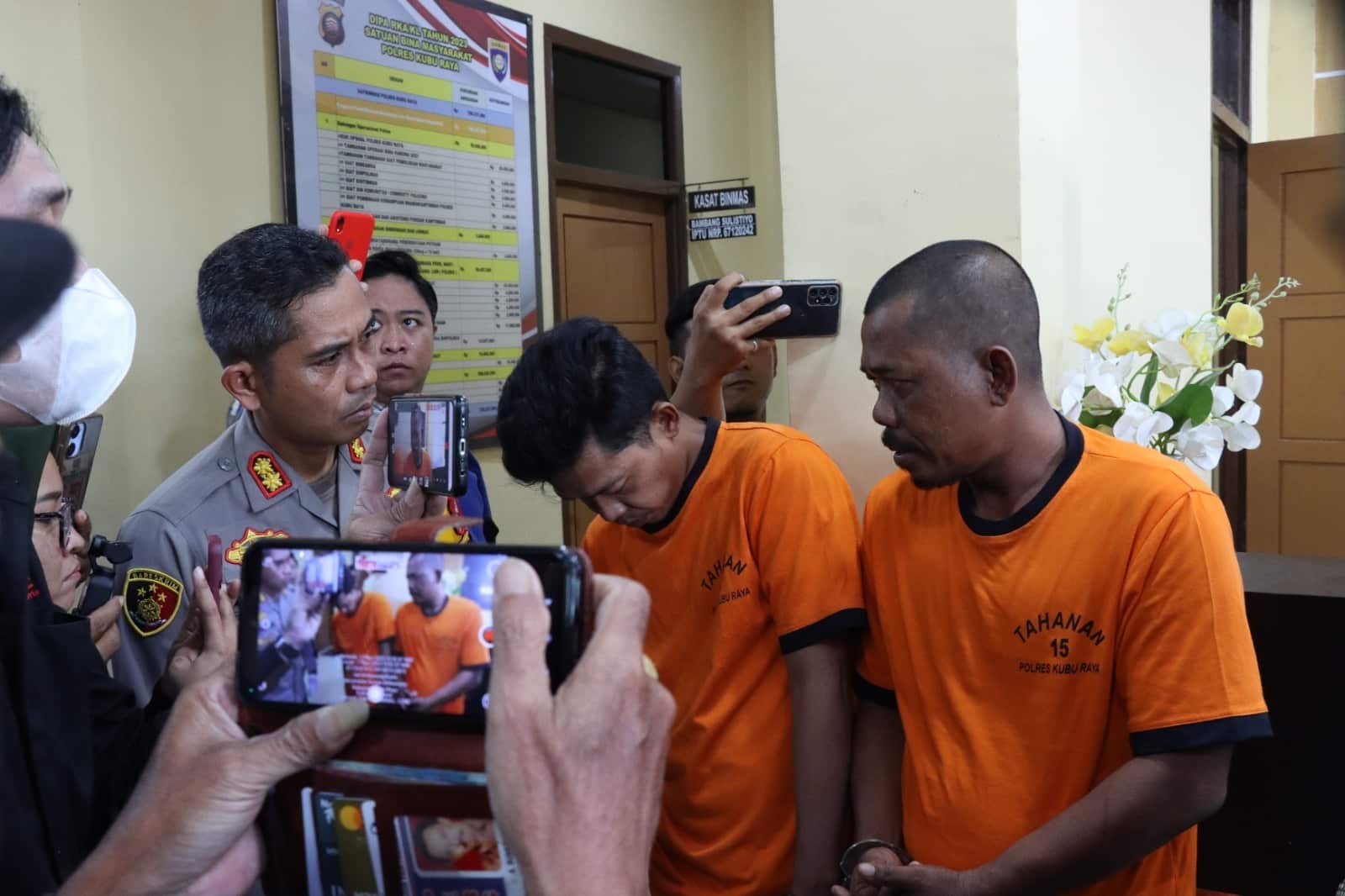 Budi (40 tahun) dan Mulyadi (33 tahun) ditetapkan sebagai tersangka dalam kasus pungutan liar (pungli) di SPBU ATS Jalan Trans Kalimantan. (Foto: Polres Kubu Raya)