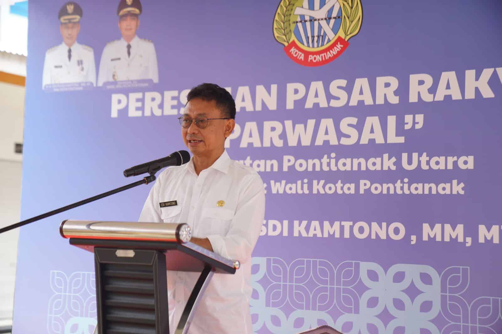 Wali Kota Pontianak, Edi Rusdi Kamtono memberikan sambutan sebelum diresmikannya Pasar Rakyat Parwasal di Pontianak Utara. (Foto: Kominfo/Prokopim Pontianak)