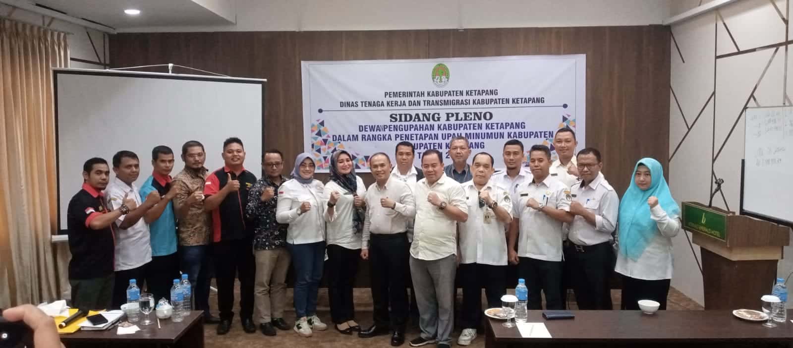 Foto bersama usai rapat pleno Dewan Pengupahan Kabupaten Ketapang di Hotel Borneo Emerald Ketapang, Rabu (22/11/2023) pagi. (Foto: Adi LC)