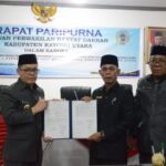 Pj Bupati Kayong Utara, Romi Wijaya foto bersama usai menandatangani penetapan Program Pembentukan Peraturan Daerah tahun 2024 di Ruang Rapat DPRD Sukadana. (Foto: Santo)