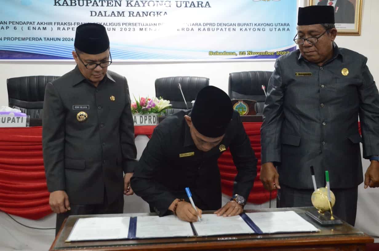 Pj Bupati Kayong Utara, Romi Wijaya, menandatangani penetapan Program Pembentukan Peraturan Daerah tahun 2024 di Ruang Rapat DPRD Sukadana. (Foto: Santo)