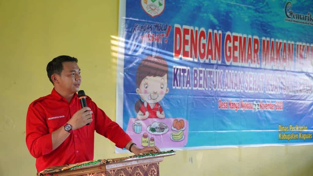 Bupati Kapuas Hulu, Fransiskus Diaan membuka kegiatan Gemarikan di Desa Nanga Nyabau. (Foto: Ishaq/KalbarOnline.com)