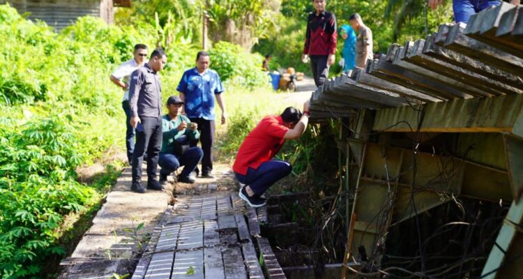 Bupati Kapuas Hulu, Fransiskus Diaan, meninjau Jembatan Sungai Irat di Desa Payang yang hampir roboh diterjang banjir. (Foto: Ishaq/KalbarOnline.com)