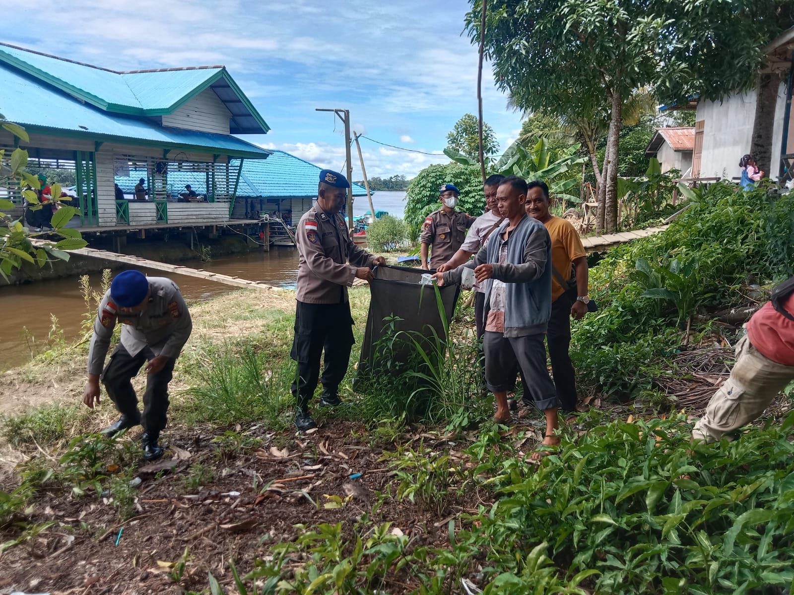 Sat Polair Polres Kapuas Hulu bersama masyarakat melaksanakan pembersihan pesisir dan sungai. (Foto: Ishaq)