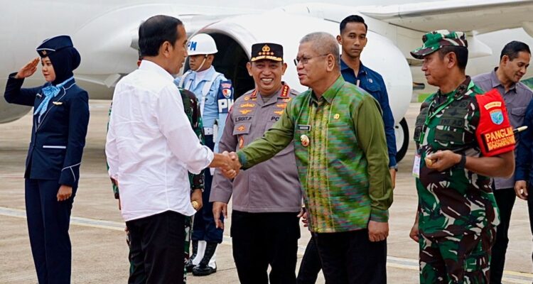 Penjabat (Pj) Gubernur Kalbar, Harisson bersama unsur Forkopimda Kalbar menyambut kedatangan Presiden Joko Widodo (Jokowi) di Bandara Supadio, Jumat (24/11/2023). (Foto: Jauhari)