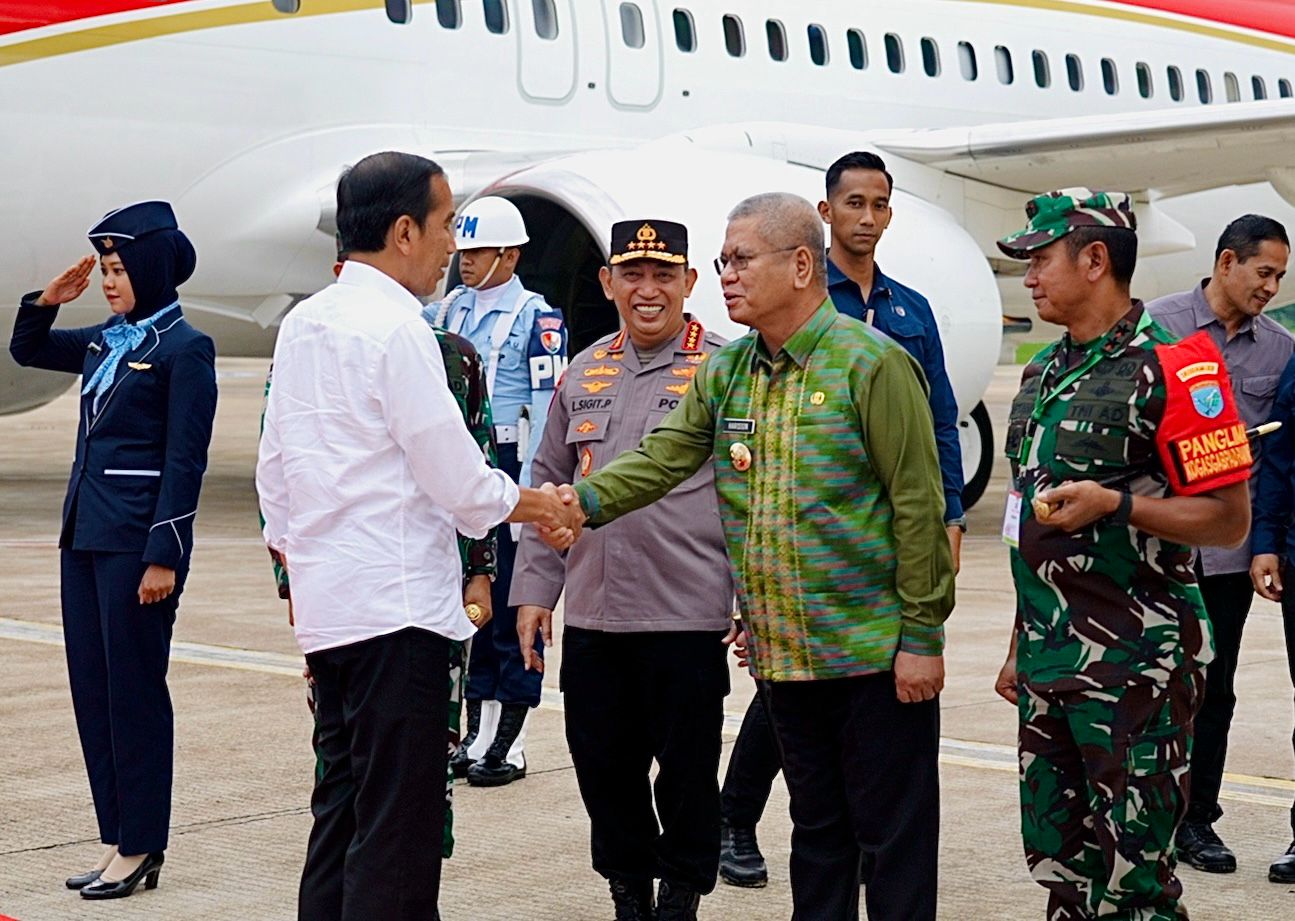 Penjabat (Pj) Gubernur Kalbar, Harisson bersama unsur Forkopimda Kalbar menyambut kedatangan Presiden Joko Widodo (Jokowi) di Bandara Supadio, Jumat (24/11/2023). (Foto: Jauhari)