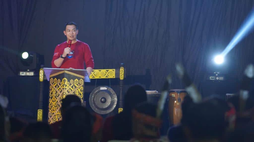Bupati Kapuas Hulu, Fransiskus Diaan memberikan kata sambutan dalam acara Pentas Seni Musik dan Tari Kabupaten Kapuas Hulu 2023. (Foto: Ishaq/KalbarOnline.com)
