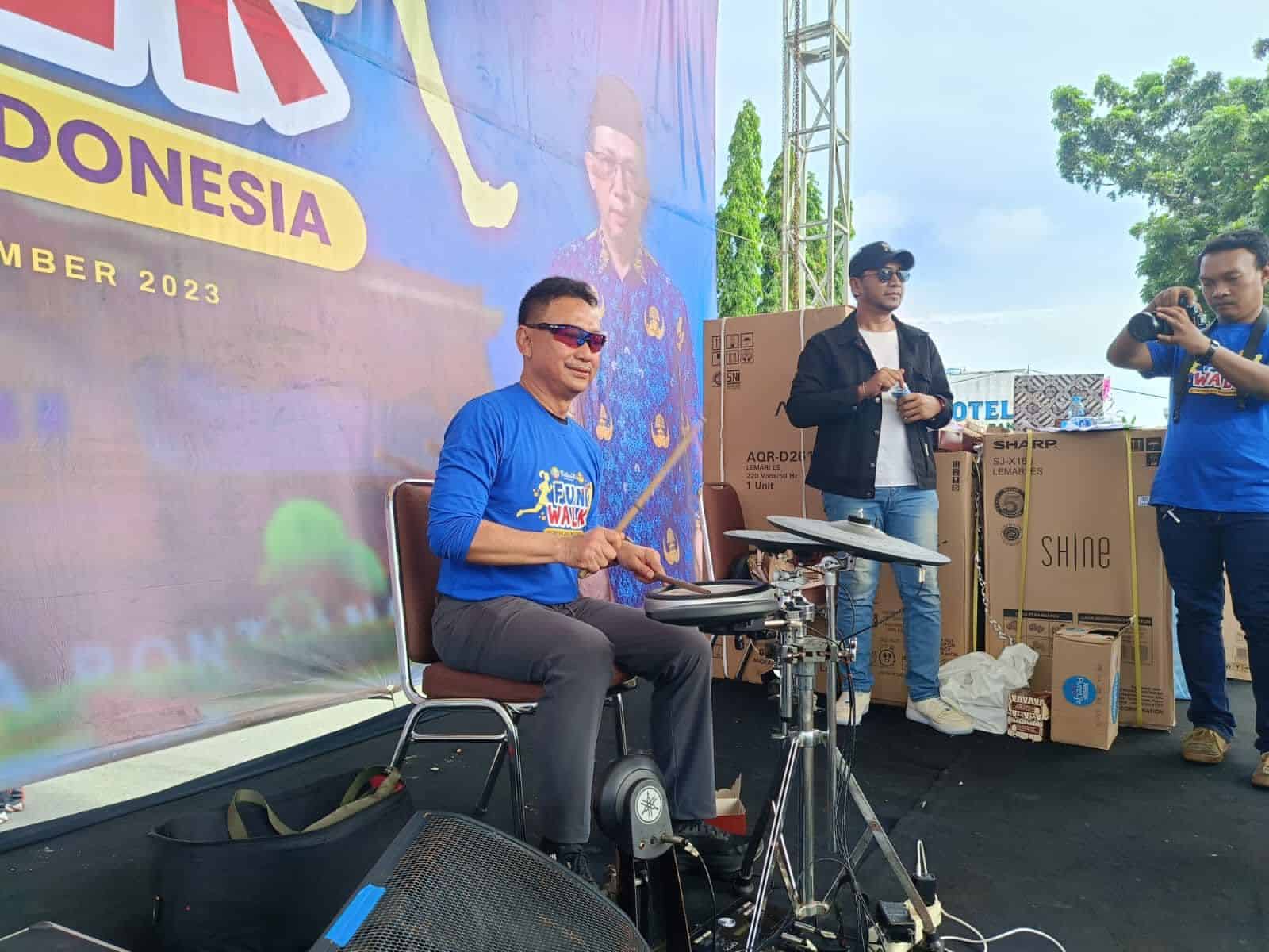 Wali Kota Pontianak, Edi Rusdi Kamtono bermain drum di depan ribuan peserta Fun Walk HUT ke-52 Korps Pegawai Republik Indonesia (Korpri) di depan Kantor Wali Kota Pontianak, Jalan Rahadi Usman, Sabtu (25/11/2023). (Foto: Prokopim Pontianak)