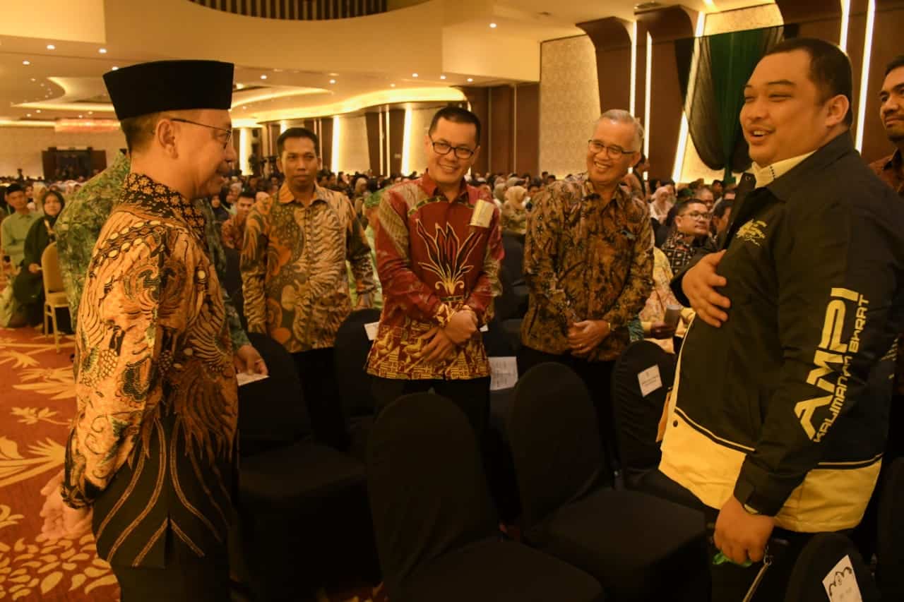 Pj Bupati Kayong Utara, Romi Wijaya berbincang dengan sejumlah pejabat daerah di sela-sela menghadiri pembukaan Kongres Himpunan Mahasiswa Islam (HMI) ke XXXII dan Munas Korps Himpunan Mahasiswa Islam Wati (Kohati) ke XXV di Qubu Resort Pontianak, Jumat (24/11/2023). (Foto: Prokopim)