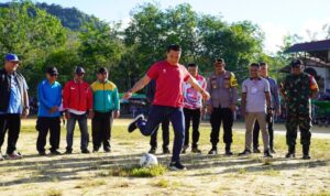 Bupati Kapuas Hulu, Fransiskus Diaan membuka Open Turnamen Akhir Tahun di Dusun Nanga Lidi Hulu Gurung. (Foto:Ishaq/KalbarOnline.com)