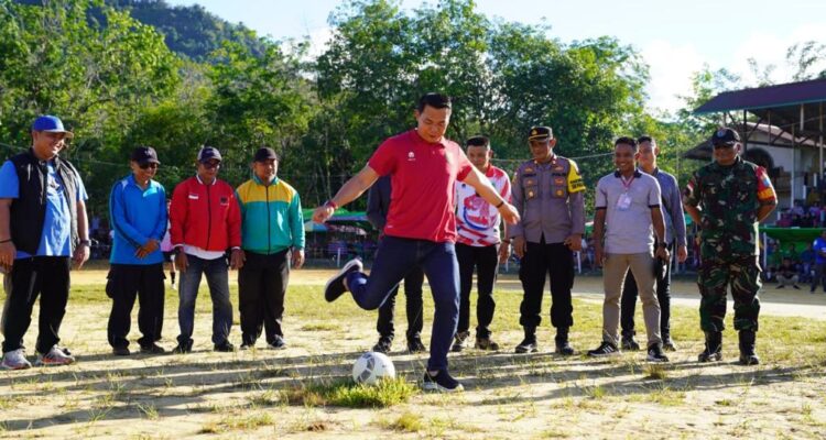 Bupati Kapuas Hulu, Fransiskus Diaan membuka Open Turnamen Akhir Tahun di Dusun Nanga Lidi Hulu Gurung. (Foto:Ishaq/KalbarOnline.com)