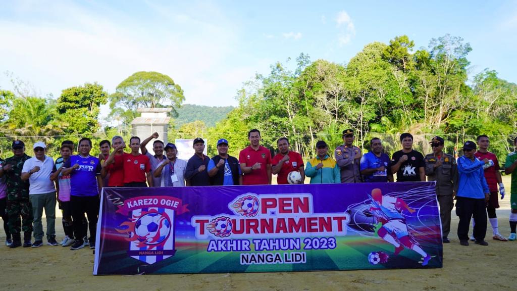 Bupati Kapuas Hulu, Fransiskus Diaan foto bersama dalam pembukaan Open Turnamen Akhir Tahun di Dusun Nanga Lidi Hulu Gurung. (Foto:Ishaq/KalbarOnline.com)