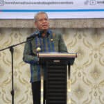 Penjabat Gubernur Kalbar, Harisson memberikan kata sambutan dalam acara Bubor Paddas KMKS dan Silaturahmi Akbar Mahasiswa Sambas, di Aula Kampus Universitas Muhammadiyah Pontianak, Sabtu (25/11/2023). (Foto: Jauhari)