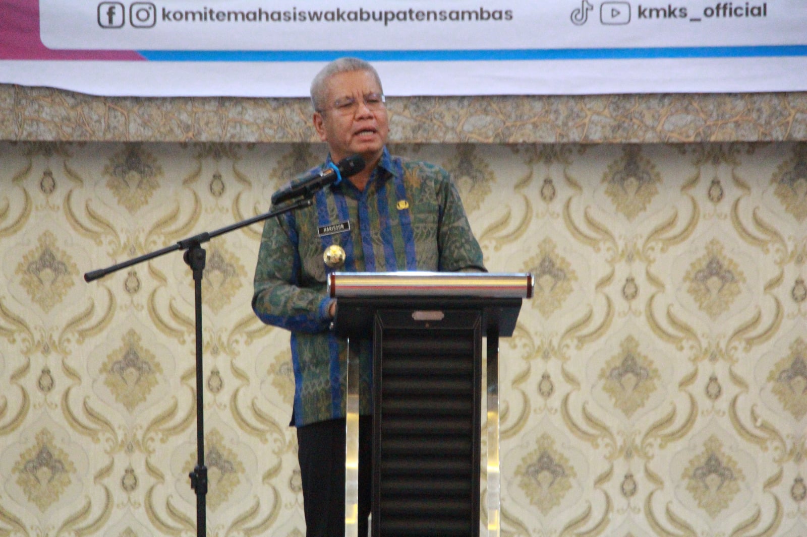 Penjabat Gubernur Kalbar, Harisson memberikan kata sambutan dalam acara Bubor Paddas KMKS dan Silaturahmi Akbar Mahasiswa Sambas, di Aula Kampus Universitas Muhammadiyah Pontianak, Sabtu (25/11/2023). (Foto: Jauhari)