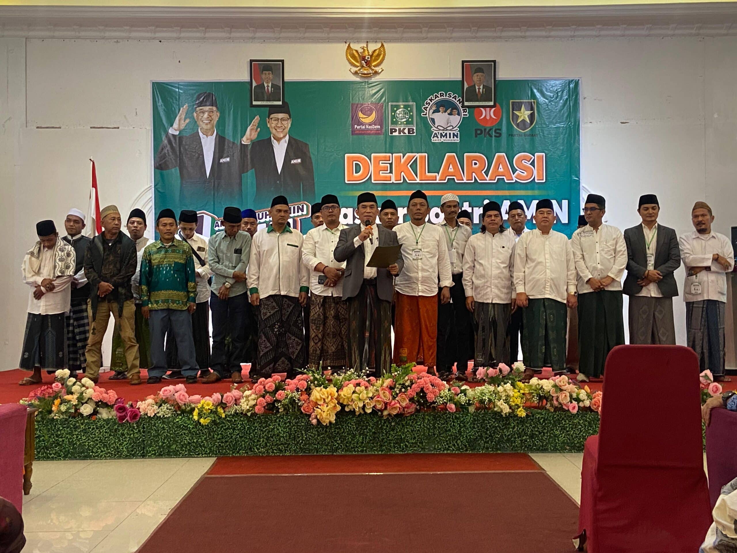 Momen deklarasi dukungan pasangan AMIN oleh Laskar Santri Kalimantan Barat, di salah satu hotel di Pontianak, Minggu (26/11/2023). (Foto: Jauhari)