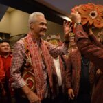 Ganjar Pranowo diberikan pakaian kebesaran dan penutup kepala khas sub suku Dayak Kanayatn serta senjata Mandau oleh warga Dayak Kalimantan Barat. (Foto: Jauhari)