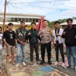 Kapolres Ketapang, AKBP Tommy foto bersama mahasiswa Asal Makassar di Kecamatan Sandai yang akan menghadiri kongres HMI di Pontianak. (Foto: Adi LC)
