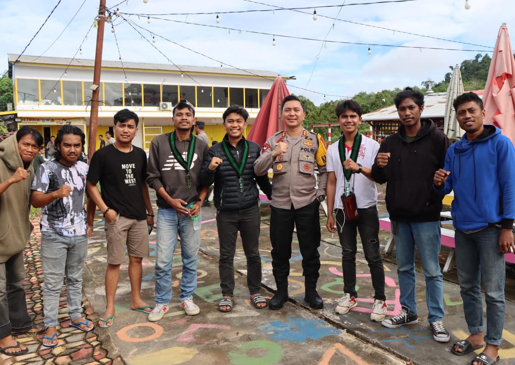 Kapolres Ketapang, AKBP Tommy foto bersama mahasiswa Asal Makassar di Kecamatan Sandai yang akan menghadiri kongres HMI di Pontianak. (Foto: Adi LC)