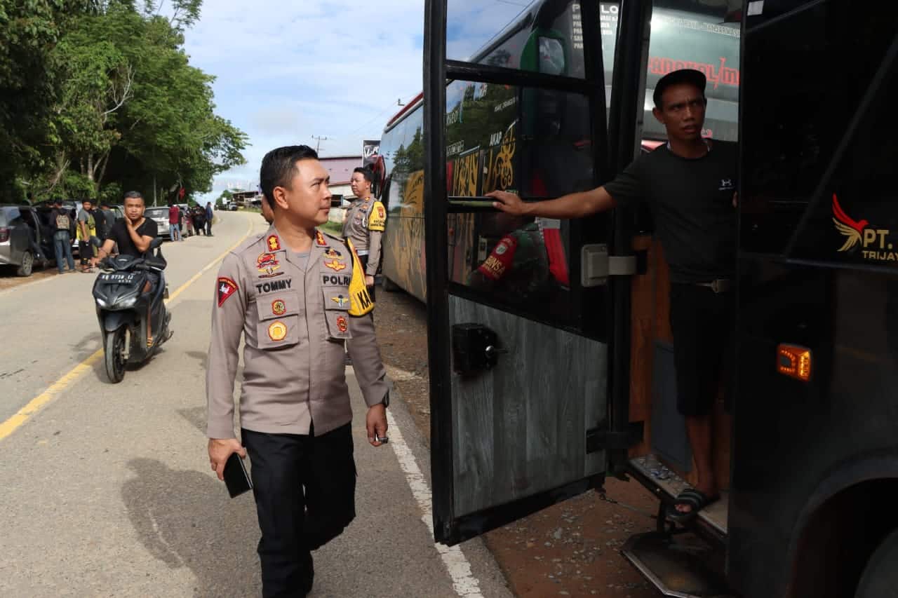 Kapolres Ketapang mengawal perjalanan mahasiswa Asal Makassar di Kecamatan Sandai untuk menghadiri kongres HMI di Pontianak. (Foto: Adi LC)