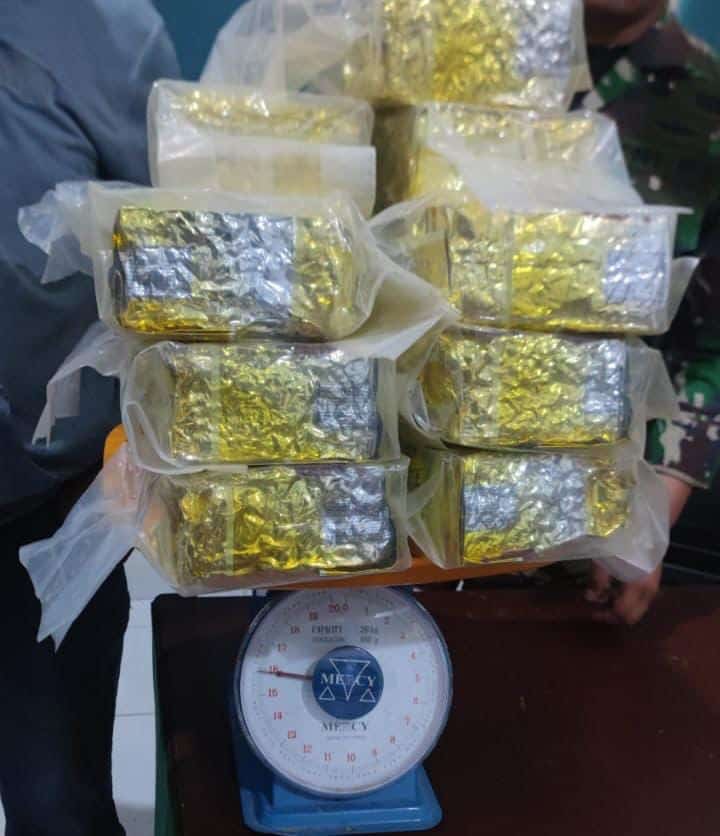 Barang bukti sabu seberat kurang lebih 15.5 kilogram yang diamankan di jalur tidak resmi di Desa Badau, Kecamatan Badau, Kabupaten Kapuas Hulu. (Foto: Pendam XII/Tpr)