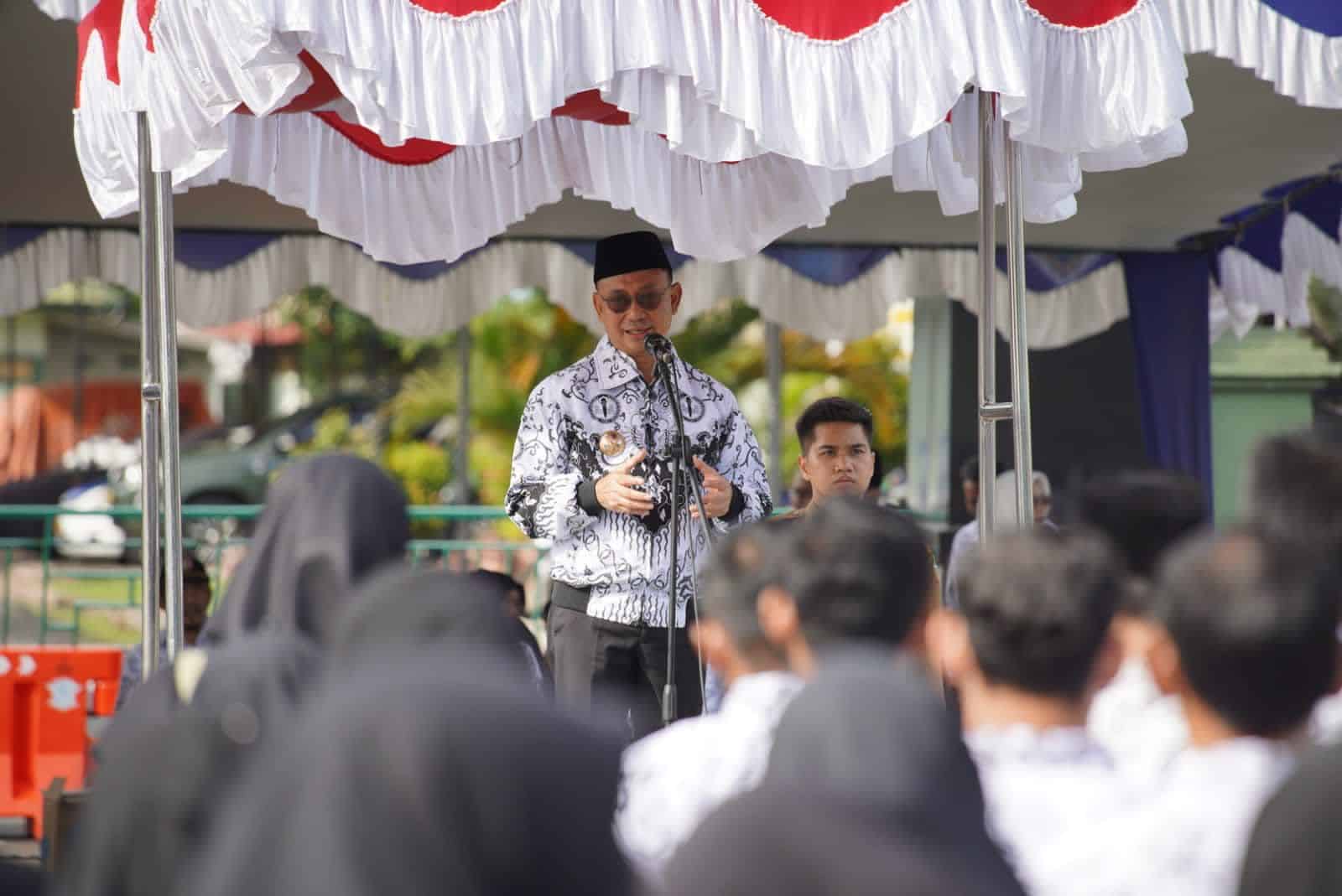 Wali Kota Pontianak, Edi Rusdi Kamtono memberikan sambutan pada peringatan Hari Guru Nasional dan HUT ke-78 PGRI. (Foto: Kominfo/Prokopim Pontianak)